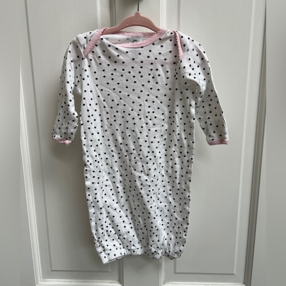 NWOT Gerber 0-6M Black & White Star One Piece Open Bottom Nightgown Pajamas - Picture 1 of 4